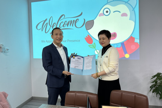 Chủ tịch DCCA trao chứng nhận hội viên cho Leadjoy tại Thượng Hải