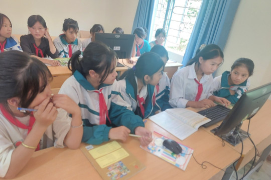 14 máy tính đã được trao tặng cho học sinh trường Phổ thông dân tộc Bán trú THCS Pa Tần, Điện Biên