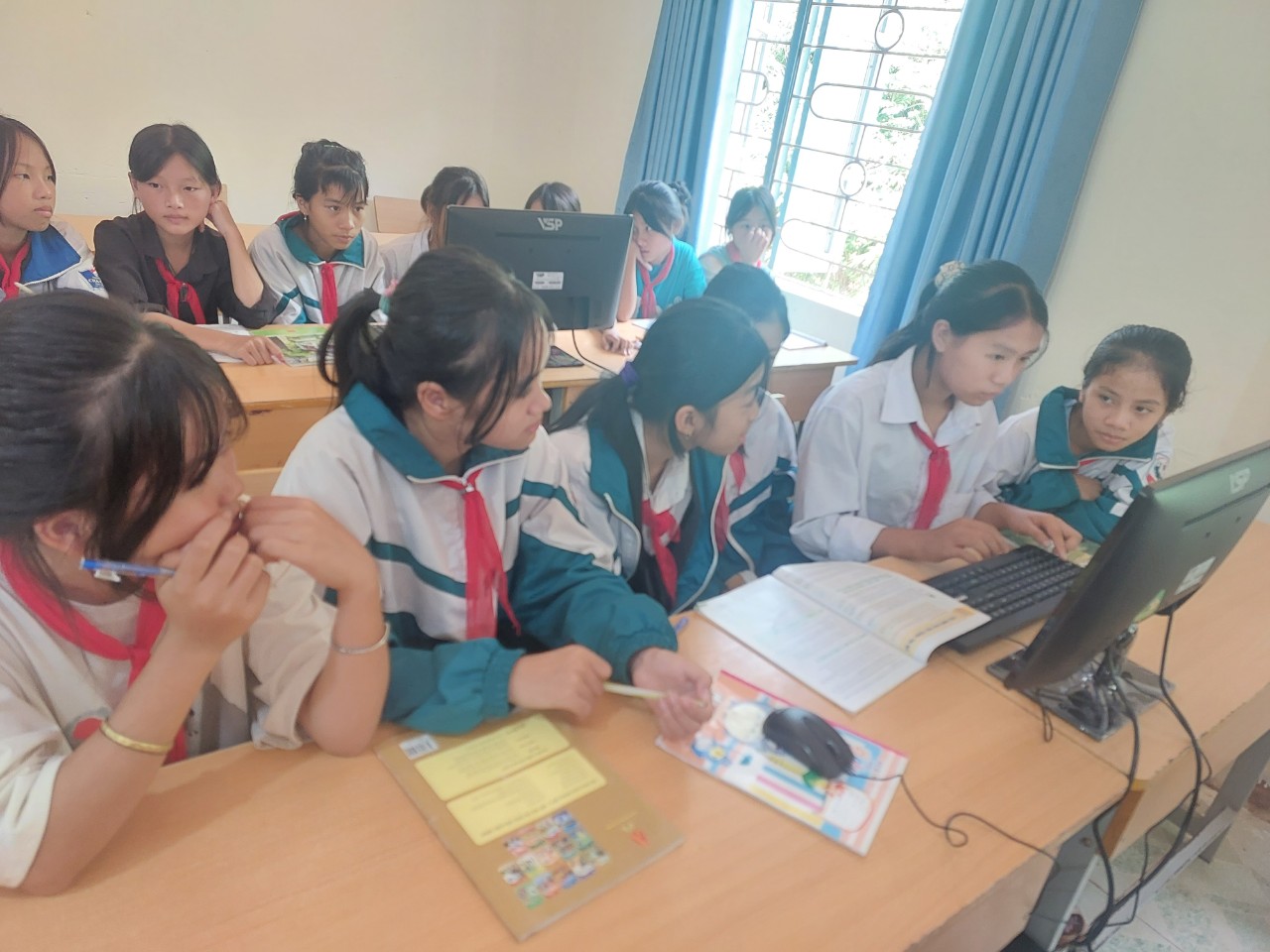 Hội viên DCCA trao tặng 14 máy tính cho học sinh trường THCS Pa Tần, Điện Biên