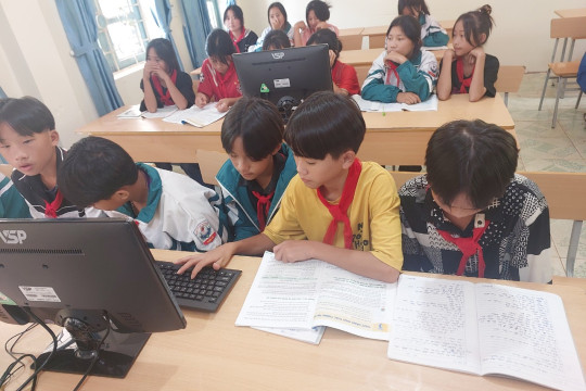 Trao tặng máy tính cho trường Phổ thông dân tộc Bán trú THCS Pa Tần, Điện Biên