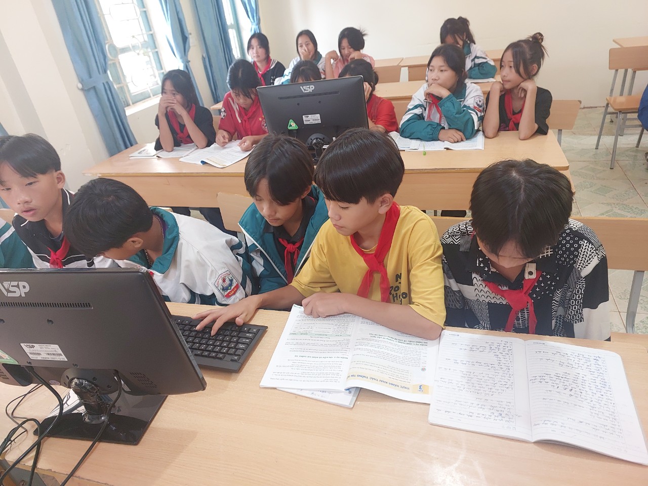 Trao tặng máy tính cho trường Phổ thông dân tộc Bán trú THCS Pa Tần, Điện Biên