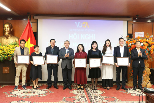 DCCA vinh dự được nhận bằng khen từ Hội Truyền thông số Việt Nam